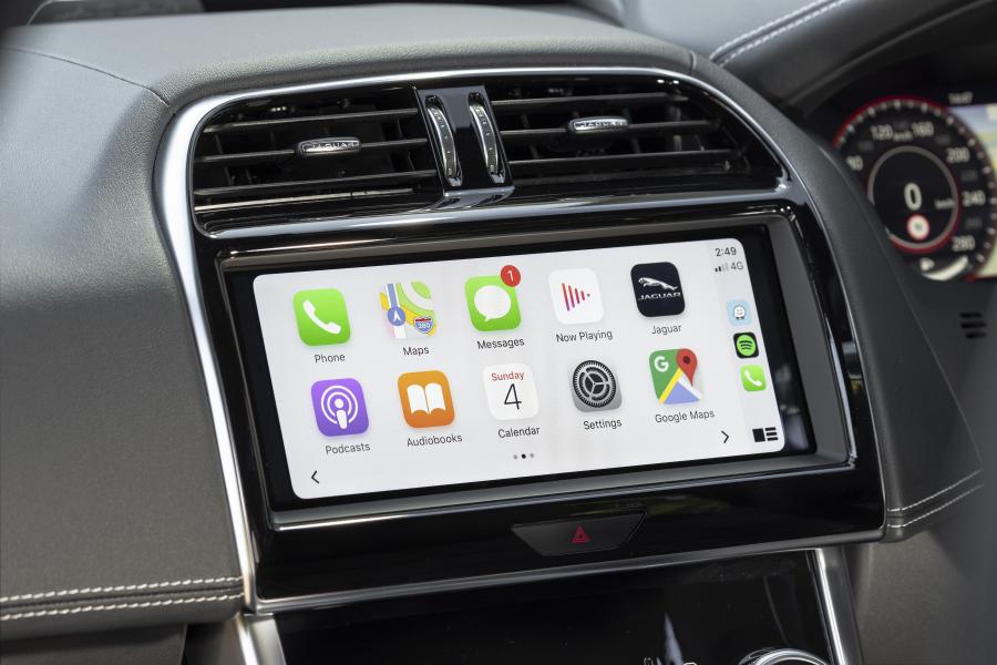 Детали интерьера Jaguar XE P300 R-Dynamic 2019 года  (AU) (фото 8 из 40)